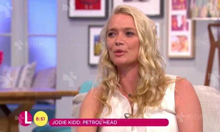 Siêu mẫu Jodie Kidd cảnh báo lão hóa da vì ngủ 6 tiếng 1 ngày