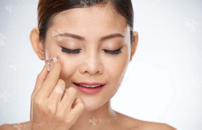 Nước đá lạnh hoặc đá viên đang được sử dụng phổ biến trong nhiều công thức chăm sóc da mặt tại nhà