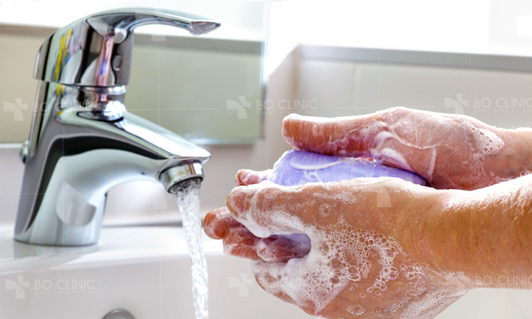 Ít nhất, hãy rửa tay thường xuyên trong ngày, nhất là sau khi vào nhà vệ sinh.