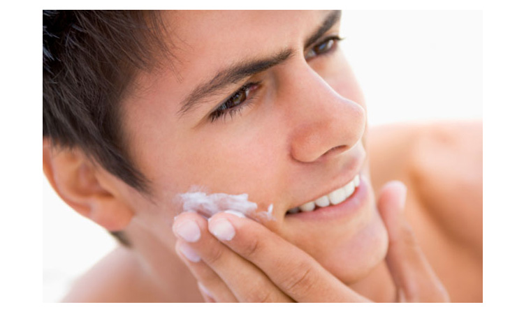 Hãy sử dụng kem dưỡng ẩm (lotion) khi mặt còn hơi ẩm để dưỡng chất có thể thẩm thấu sâu giúp da căng mịn, bóng mượt