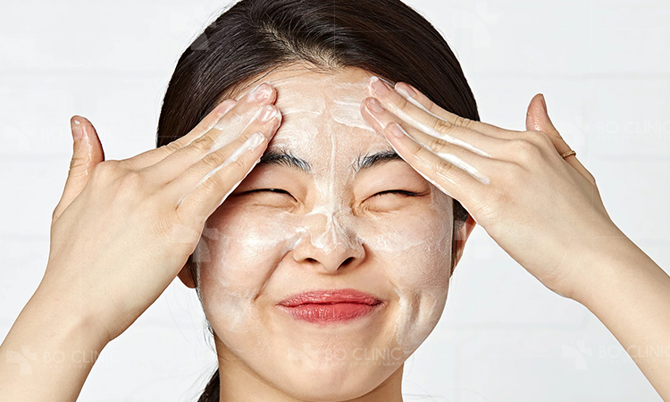 Sử dụng sản phẩm làm sạch dịu nhẹ, không chứa cồn là giải pháp phù hợp cho da mụn