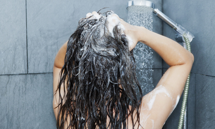 Xả sạch tóc sau khi bơi, tắm biển giúp mái tóc không bị xơ rối