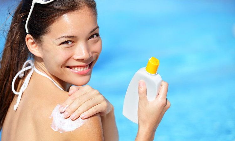 Thoa kem chống nắng sau khi triệt lông để bảo vệ da khỏi tia UV